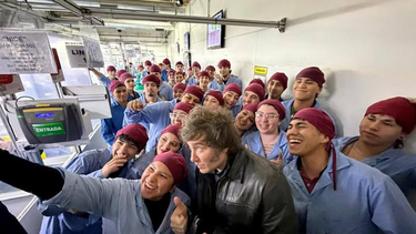 La operación secreta para que los trabajadores festejen su propio ajuste