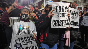 Continúan la vigilia en apoyo a Cristina Kirchner.