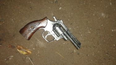 Arrojaron un arma y huyeron