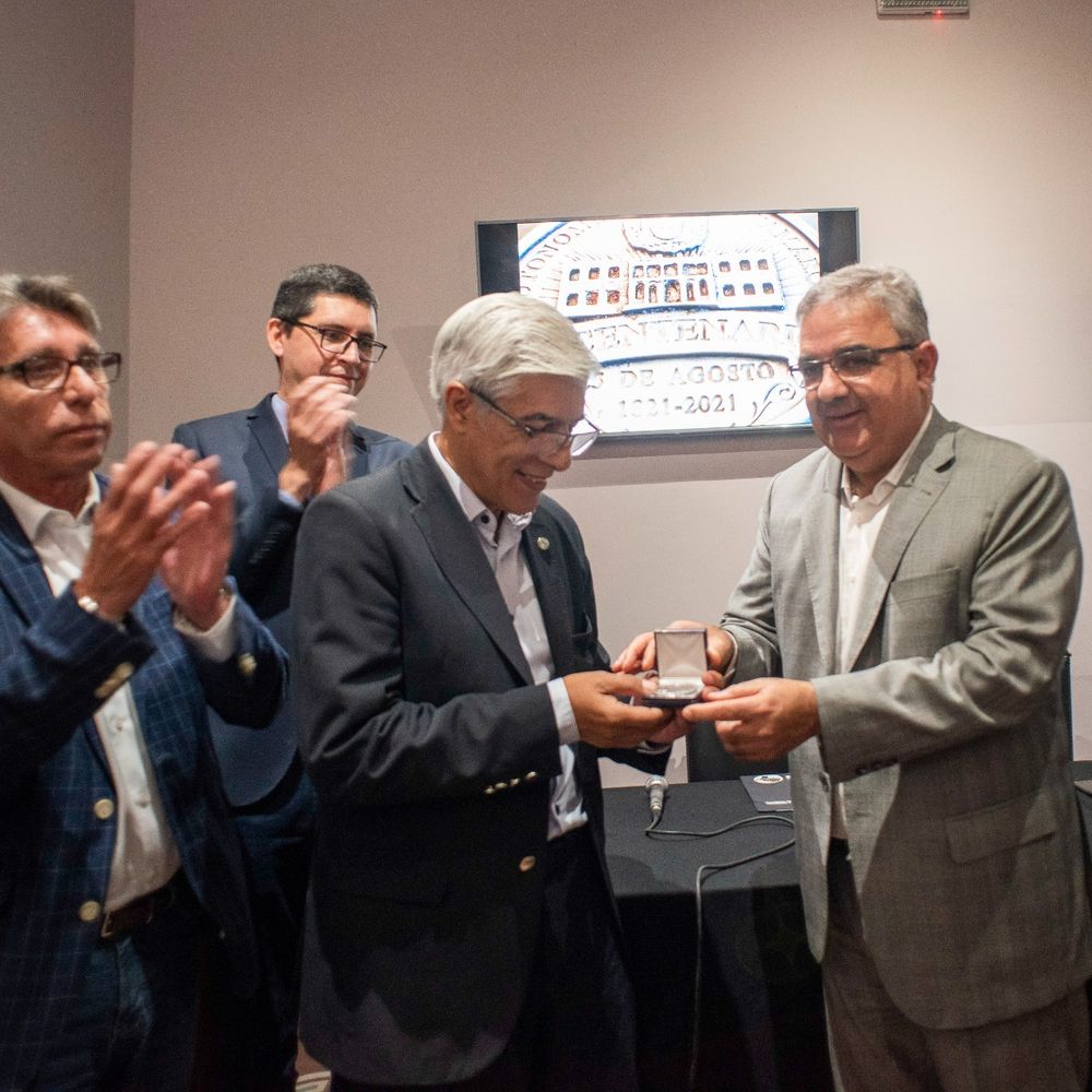 El Gobernador entregó la medalla del Bicentenario de la Autonomía de Catamarca al Museo Histórico Provincial (3).jpg