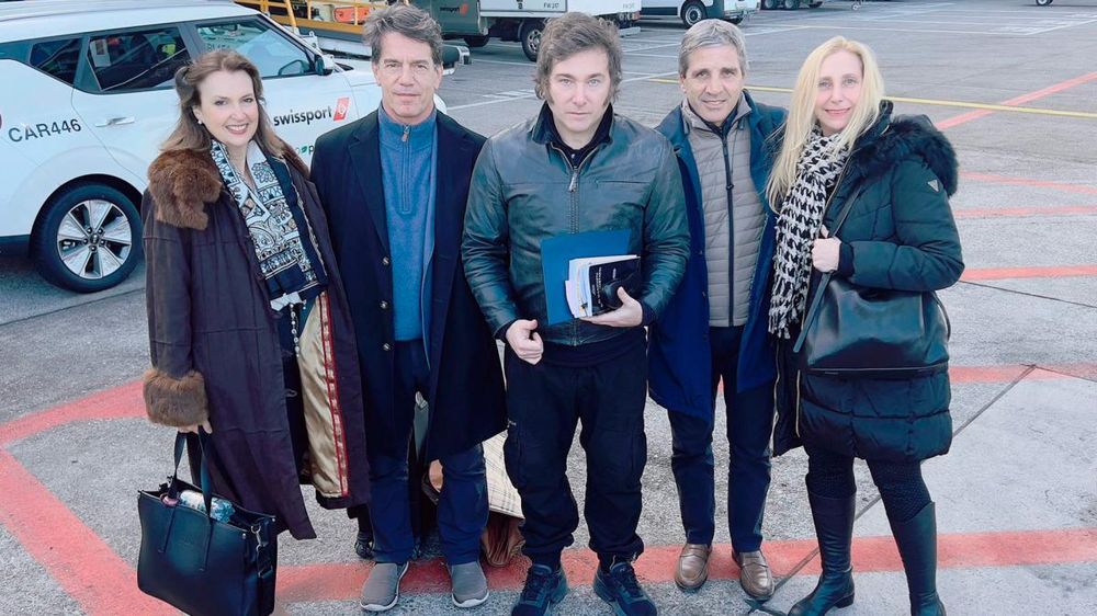 Javier Milei, junto a su equipo, en Davos.&nbsp;