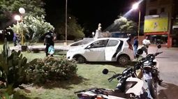 Perdió el control del auto y terminó en la rotonda