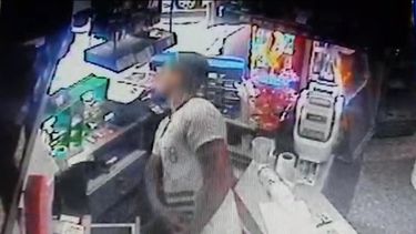 Increíble: entró a robar un kiosco y terminó atendiendo a los clientes