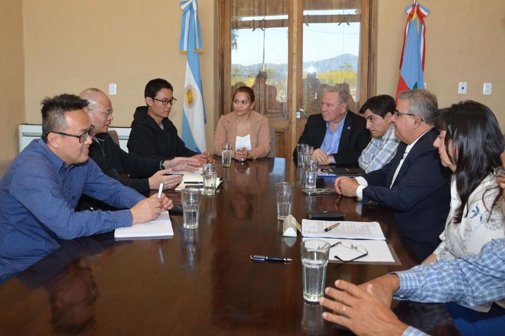 Raúl recibió al vicepresidente de Zijing Mining.jpg