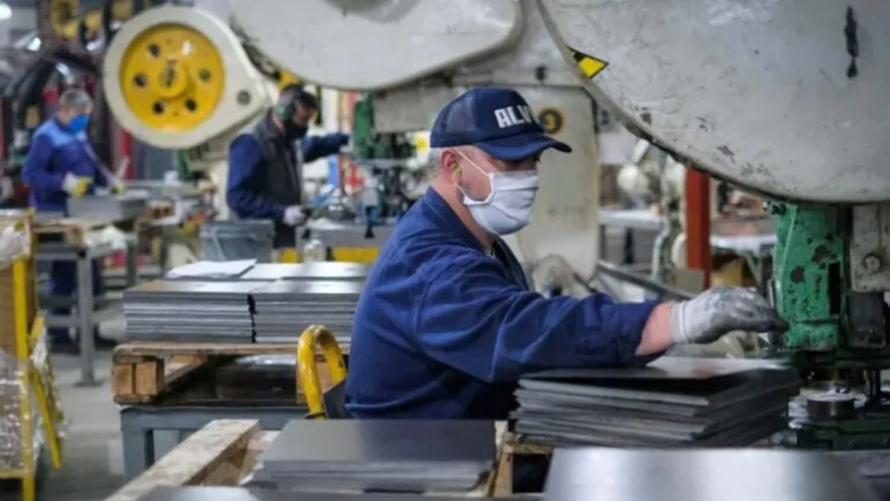 La industria cae fuerte y hay temor por despidos masivos.&nbsp;