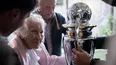 los jugadores de platense visitaron a la abuela fanatica del calamar