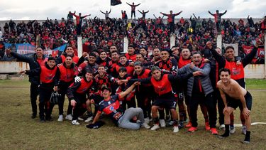 defensores de esquiu es campeon y se clasifico al torneo regional amateur