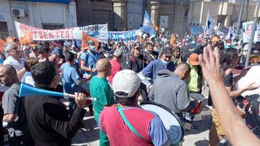 huevazos y quema de neumaticos frente a la legislatura