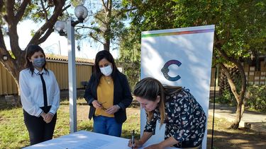 Firma. De la intendenta de Valle Viejo, Susana Zenteno, la doctora Manuela Ávila y la licenciada Soledad Ponce.&nbsp;