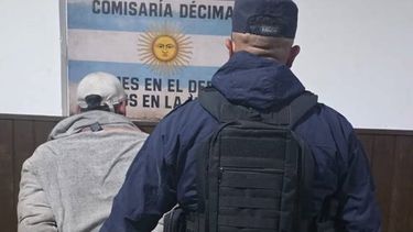 un joven intento prenderse fuego y rocio con alcohol a los policias que intervinieron