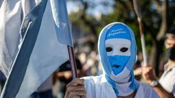 Para diario El País, Argentina pasó de ejemplo regional a estar acorralada por el covid-19