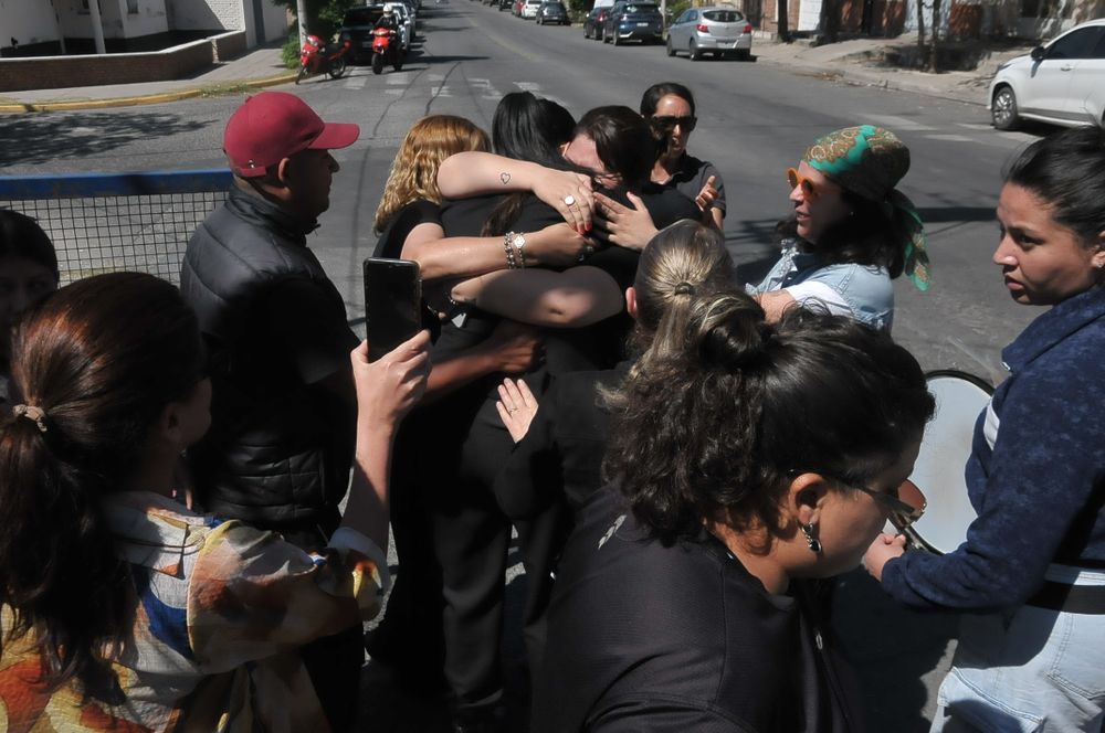 Ocho años. La víctima junto a familiares y amigos, frente a las instalaciones de Tribunales.&nbsp; 