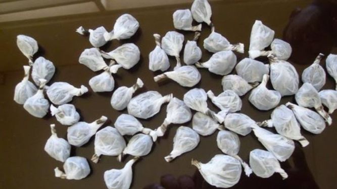 Tres personas detenidas por esconder droga entre sus ropas