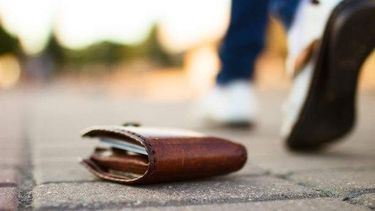 Se accidentó, un hombre simuló que iba a ayudarlo pero le robó su billetera y celular