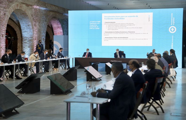 Mart&iacute;n Guzm&aacute;n inform&oacute; a los gobernadores sobre las negociaciones con el FMI.