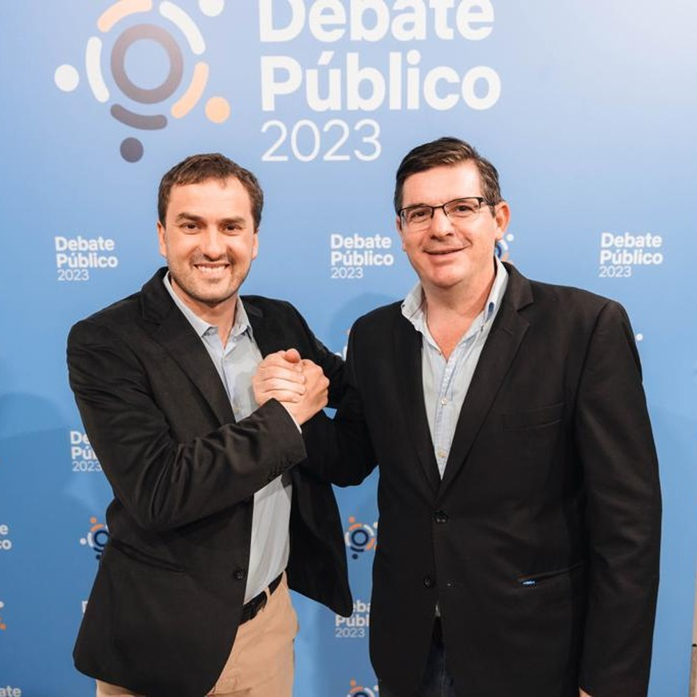 Fernando Navarro, junto al candidato a intendente Francisco Monti en lo que fue el debate de la semana pasada.&nbsp;