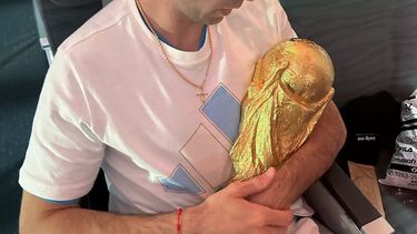 La Copa a upa. El mejor arquero del Mundial celebró en el avión.