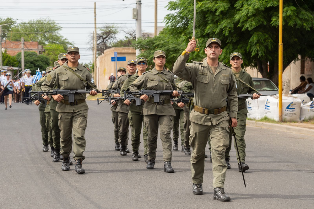 Efectivos policiales desfilaron frente a autoridades y público durante la conmemoración