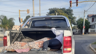 Increible. Así trasladaban&nbsp; a la joven herida desde el hospital San Juan Bautista hasta su casa.&nbsp;