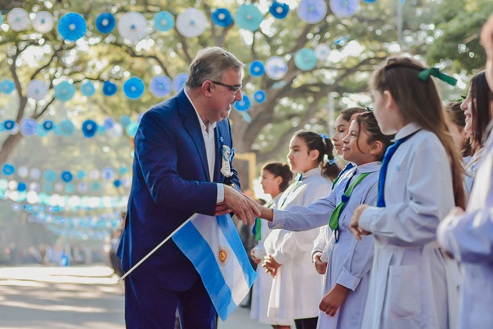 Se realizó el desfile con la presencia de miles de niños y niñas de escuelas, clubes, organizaciones sociales, entre otras.