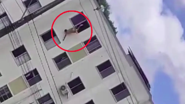 un policia mato al amante de su esposa y lo lanzo por la ventana