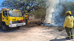 Brigadistas trabajan en focos de incendios forestales en Catamarca