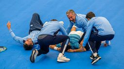 Alegría. El equipo argentino celebra el triunfo de Navone que le dio el pase a la próxima ronda de la Copa Davis.