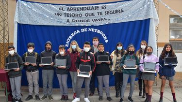 Alumnos de La Viñita con sus netbooks