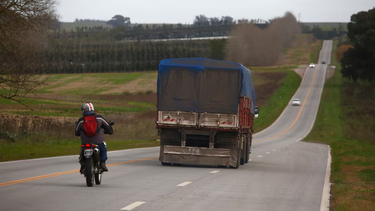 el gobierno recaudo $1,5 billon para rutas y obras viales, ejecuto apenas una cuarta parte y coloco mas de $1 billon en plazos fijos y titulos publicos