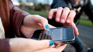 Golpeó a una mujer al no poder robarle el celular