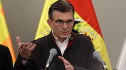Acorralado por el estallido social, el presidente de Bolivia redujo a la mitad su sueldo y el de sus ministros Acorralado por el estallido social, el presidente de Bolivia redujo a la mitad su sueldo y el de sus ministros