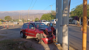 Accidente vial. Chocó contra una columna del tendido eléctrico