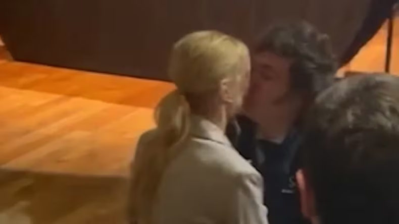 El primer beso p&uacute;blico de Javier Milei y Yuyito Gonz&aacute;lez.