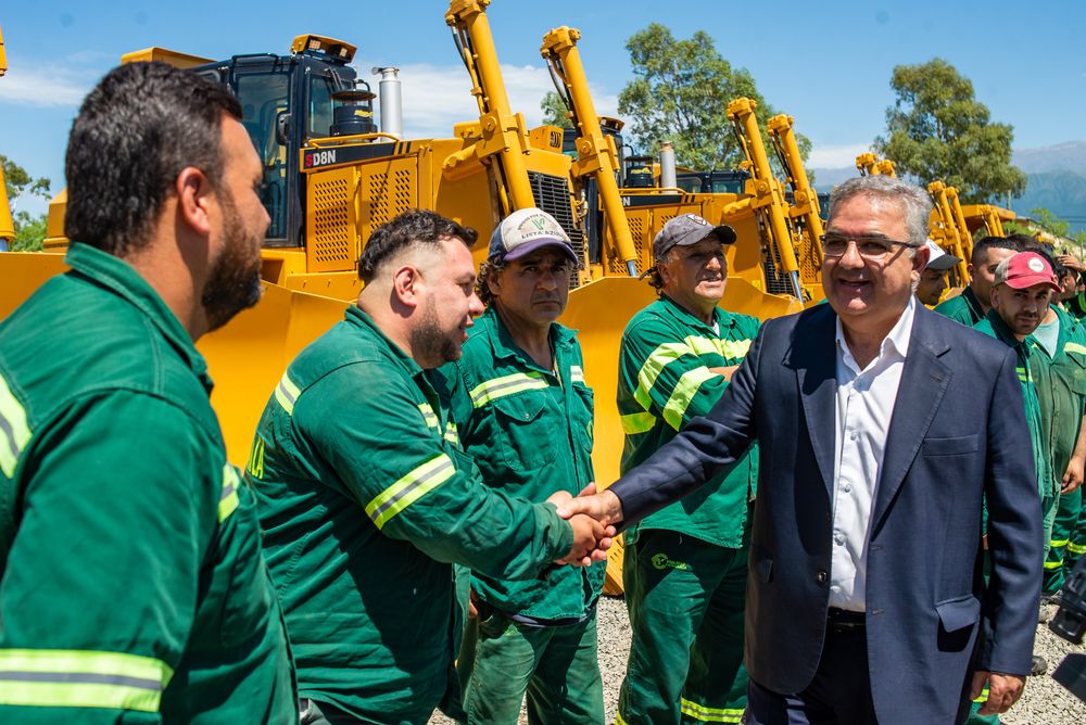 Se refuerza el parque automotor de Vialidad Provincial y Ministerio de Agua, Energía y Medio Ambiente (2).jpg