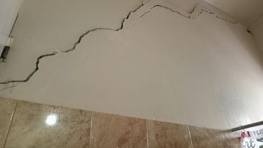 La vivienda se tornó un peligro y las familias deben irse de allí urgente pero no tienen respuestas del IPV
