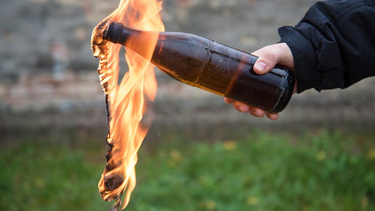 atacan con bombas molotov una dependencia policial