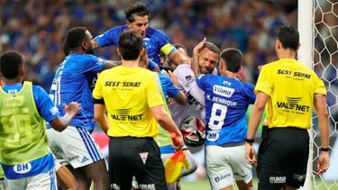 batalla entre cruzeiro y mineiro con 23 expulsados