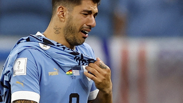 luis suarez, desconsolado luego de la eliminacion de uruguay