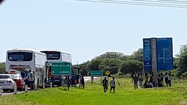 la hinchada de policial quedo retenida en un puesto caminero