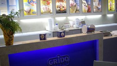 Violento robo en una heladería: la golpearon y encerraron en el baño