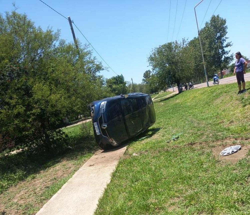 Un automóvil volcó en Los Altos.