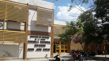 Sentada en el IES José Cubas.&nbsp;