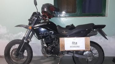 Una pareja robó una moto y fue sorprendida: aprehendieron a la mujer