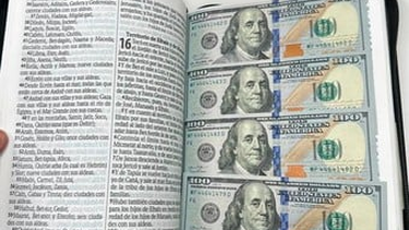 hallaron mas de 17 mil dolares ocultos en biblias