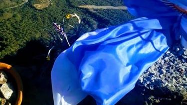 La bandera argentina flamea en El Portezuelo