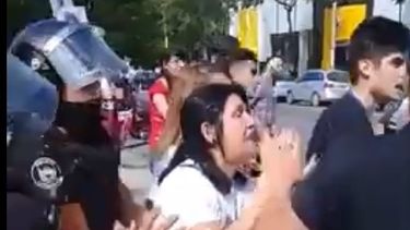 Agresión e insultos en la salida de Vuirli Saragusti del Juzgado