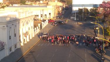 Más de 100 personas cortan las calles frente a la municipalidad