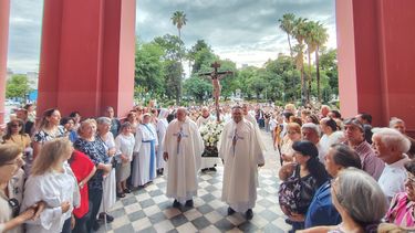 Ceremonia litúrgica. Dio inicio con el ingreso de la cruz desde el atrio del templo hasta el presbiterio.