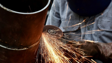 alerta en cordoba: la industria metalurgica destruye 150 empleos al mes tras la caida de la produccion