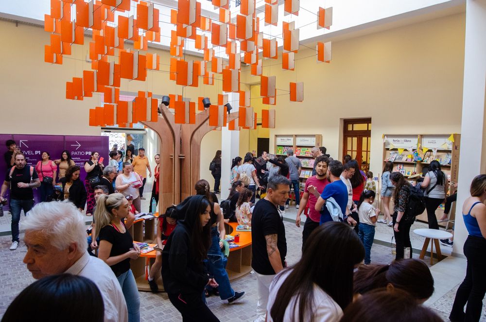 Feria. Contó con más de 60 stands y 50 presentaciones de libros.